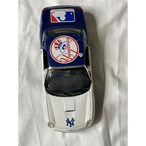 White Rose New York Yankees 2000 Ford Thunderbird DieCast Car 1:24 Baseball MLBP